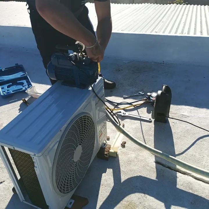 Técnico DLS montando un equipo exterior