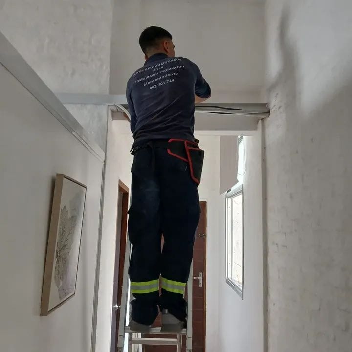 Técnico DLS instalando un equipo de aire acondicionado